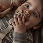 Elodie Details, drewniana zawieszka na smoczek, pure khaki