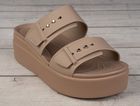 Klapki damskie, brązowe, Crocs Brooklyn Buckle Lowwdg