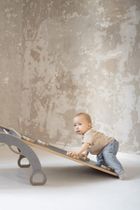 tupti.wood, 3w1: mały bujak montessori z uchwytami + mała zjeżdżalnia, chmurki + blat - szary