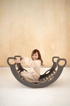 tupti.wood, duży bujak montessori z uchwytami, szary