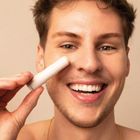 Attitude Oceanly, korektor lekko kryjący, Caramel, 5,7 g