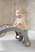 tupti.wood, mały bujak montessori z uchwytami, szary