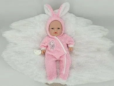 Adar, interaktywna lalka bobas z głosem, śpiewa i mówi po polsku, w kombinezonie królika
