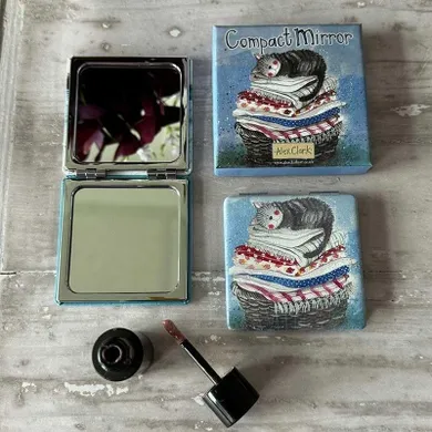 Alex Clark, lusterko w pudełku, Kot na koszu z praniem