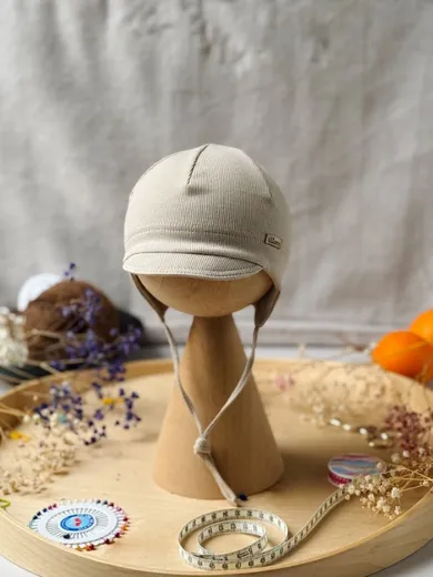 Czapka chłopięca, wiązana, beżowa, Iltom