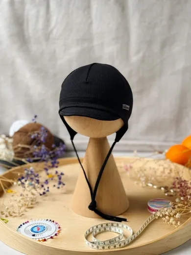 Czapka chłopięca, wiązana, czarna, Iltom