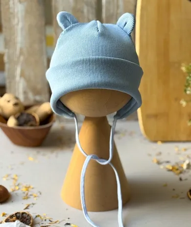Czapka dziecięca, prążkowana, wiązana, jasnoniebieska, Iltom