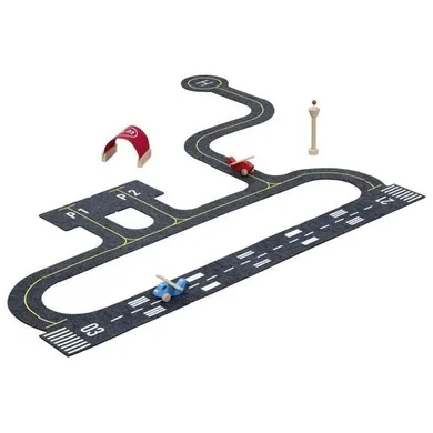 Goki, Lotnisko, filcowy pas startowy z drewnianymi pojazdami