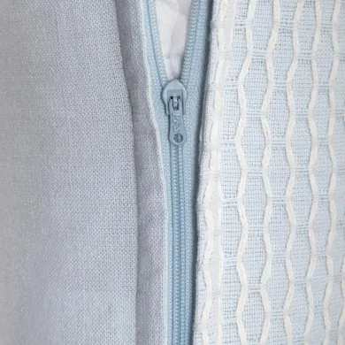 Homla, Riley, poszewka, bawełniana błękitna z dekoracyjnym przeszyciem geometrycznym, 45-45 cm