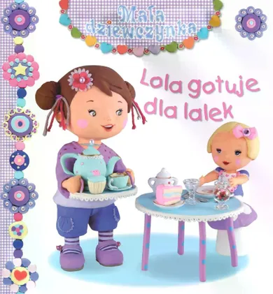 Lola gotuje dla lalek. Mała dziewczynka