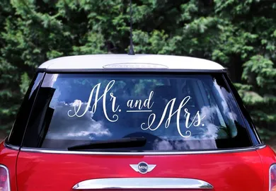 PartyDeco, naklejka ślubna na samochód, Mr. and Mrs.