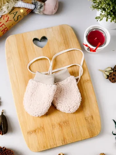 Rękawiczki dziecięce na sznurku, beżowe, Iltom