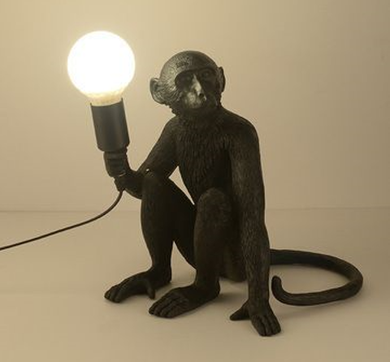Stylowa lampa stołowa, małpka siedząca