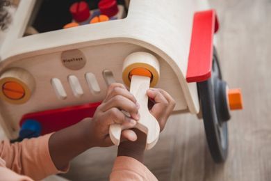 Plan Toys, Mały Mechanik, drewniany serwis samochodowy
