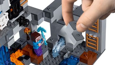 Zestaw promocyjny: LEGO Minecraft, Przygody na skale macierzystej, 21147 + GRATIS: LEGO Minecraft, Minecraft BigFig, Steve z papugą, 21148