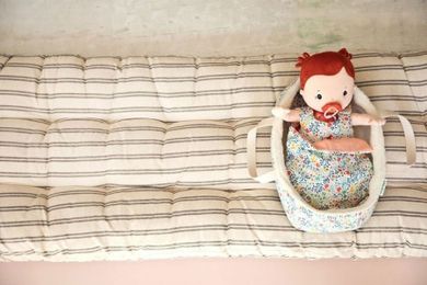 Lilliputiens, Kwiaty, koszyczek-nosidełko dla lalki z kocykiem i poduszką