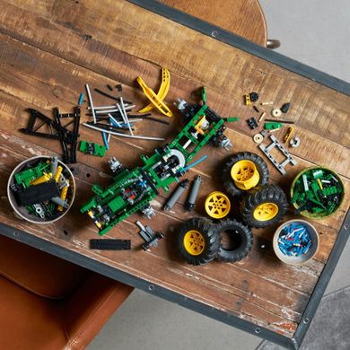 LEGO Technic, Ciągnik zrywkowy John Deere 948L-II, 42157