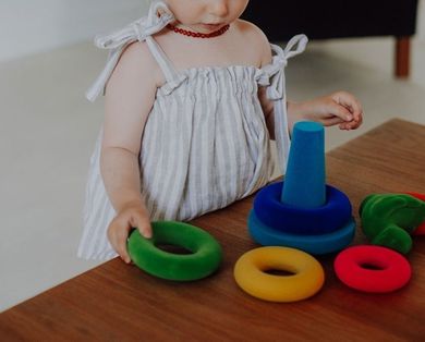 Rubbabu, układanka edukacyjno-sensoryczna, piramida z piłką