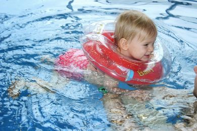 Baby Swimmer, dmuchany kołnierz do pływania z grzechotką, okrągły, 6-36 kg