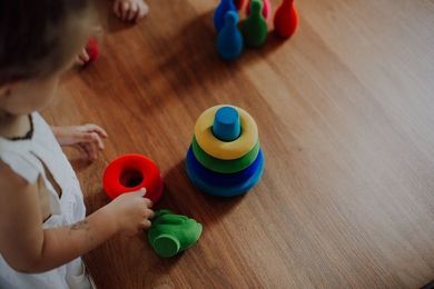 Rubbabu, układanka edukacyjno-sensoryczna, piramida z piłką