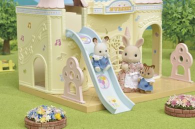 Sylvanian Families, Przedszkole zamkowe, zestaw prezentowy z figurkami i akcesoriami, 5670