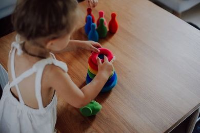 Rubbabu, układanka edukacyjno-sensoryczna, piramida z piłką