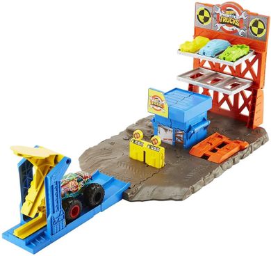 Hot Wheels, Monster Trucks, Demolka na stacji, zestaw