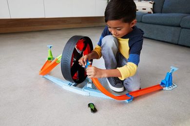 Hot Wheels, Zakręcona opona, zestaw torów