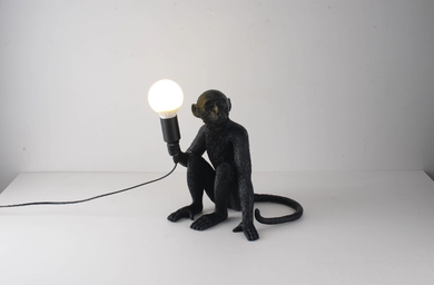 Stylowa lampa stołowa, małpka siedząca