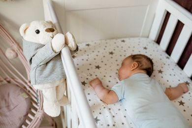 Whisbear - Szumiący Miś, maskotka Julek z czujnikiem płaczu, chłopiec