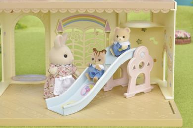 Sylvanian Families, Przedszkole zamkowe, zestaw prezentowy z figurkami i akcesoriami, 5670