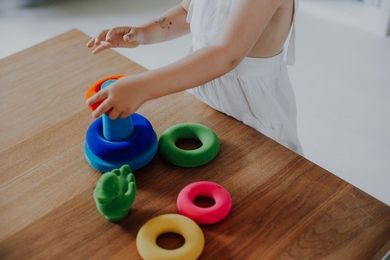 Rubbabu, układanka edukacyjno-sensoryczna, piramida z piłką