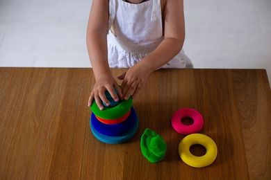 Rubbabu, układanka edukacyjno-sensoryczna, piramida z piłką
