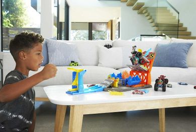 Hot Wheels, Monster Trucks, Demolka na stacji, zestaw
