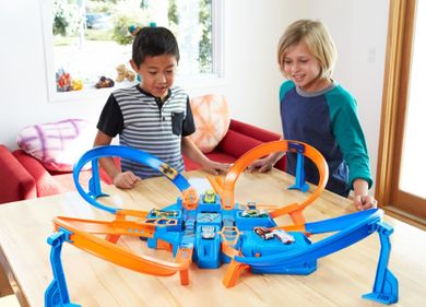 Hot Wheels, Zakręcona tor kraks, zestaw z autem