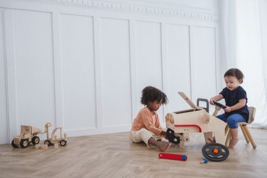 Plan Toys, Mały Mechanik, drewniany serwis samochodowy