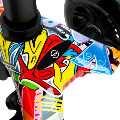 Smiki, trójkołowa hulajnoga ze świecącymi kołami LED, graffiti