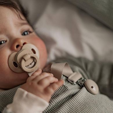 Elodie Details, drewniana zawieszka na smoczek, pure khaki