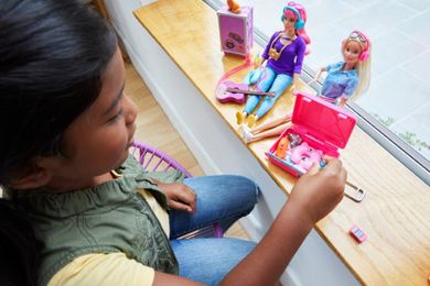 Barbie, Barbie w podróży, lalka z akcesoriami i naklejkami