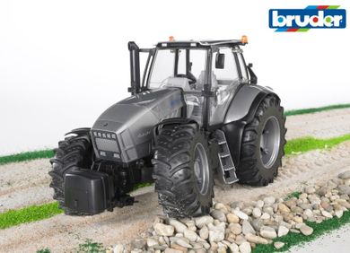 Bruder, Traktor Lamborghini R8.270 DCR