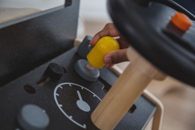 Plan Toys, Mały Mechanik, drewniany serwis samochodowy