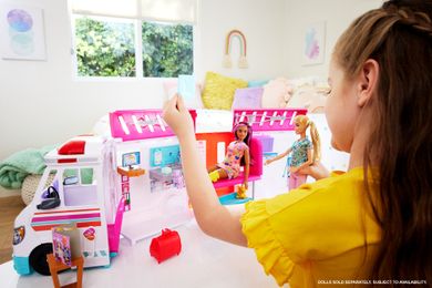 Barbie, Karetka - Mobilna klinika + lalka Fashionistas gratis