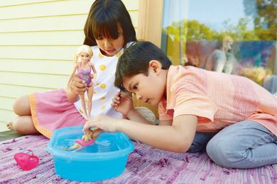 Barbie, Pływający piesek, lalka z akcesoriami