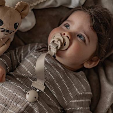 Elodie Details, drewniana zawieszka na smoczek, pure khaki