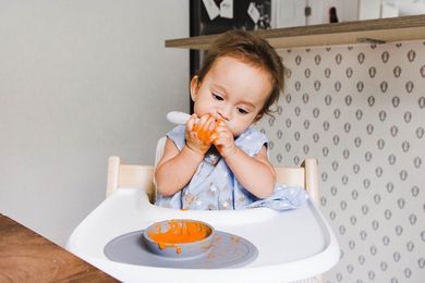 EZPZ, Tiny Spoon, silikonowa łyżeczka 2 szt. pastelowa szarość