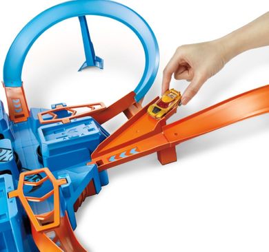 Hot Wheels, Zakręcona tor kraks, zestaw z autem