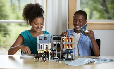 LEGO Creator Expert, Plac zgromadzeń, 10255