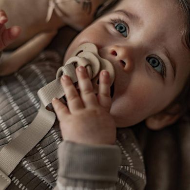 Elodie Details, drewniana zawieszka na smoczek, pure khaki