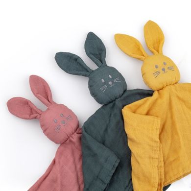 Petite&Mars, Hugo, kocyk z muślinu bambusowego z grzechotką, Dusty Rose, 0m+