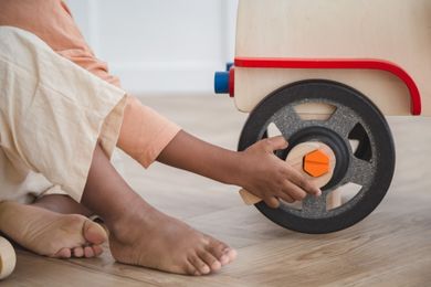 Plan Toys, Mały Mechanik, drewniany serwis samochodowy
